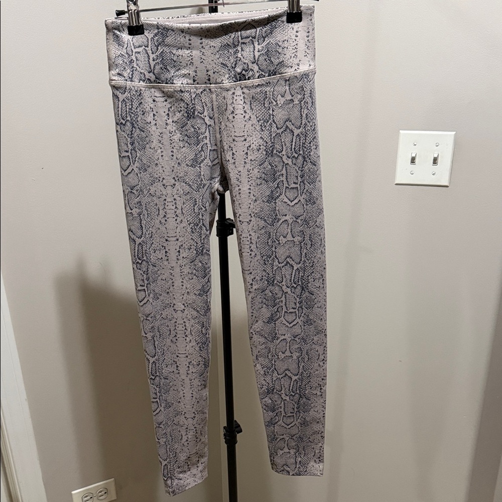 Noli Shiny Snakeskin Patterned Leggings: S